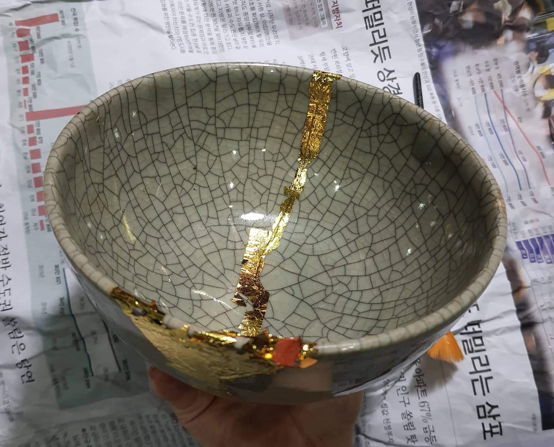 kintsugi-nghe-thuat-va-gom-bang-vang-tai-sinh-vun-vo